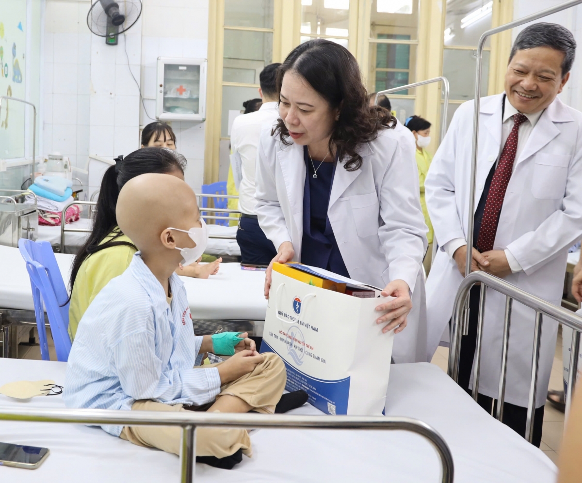 Phó Chủ tịch nước Võ Thị Ánh Xuân thăm, tặng quà bệnh nhị tại bệnh viện Phổi Trung ương