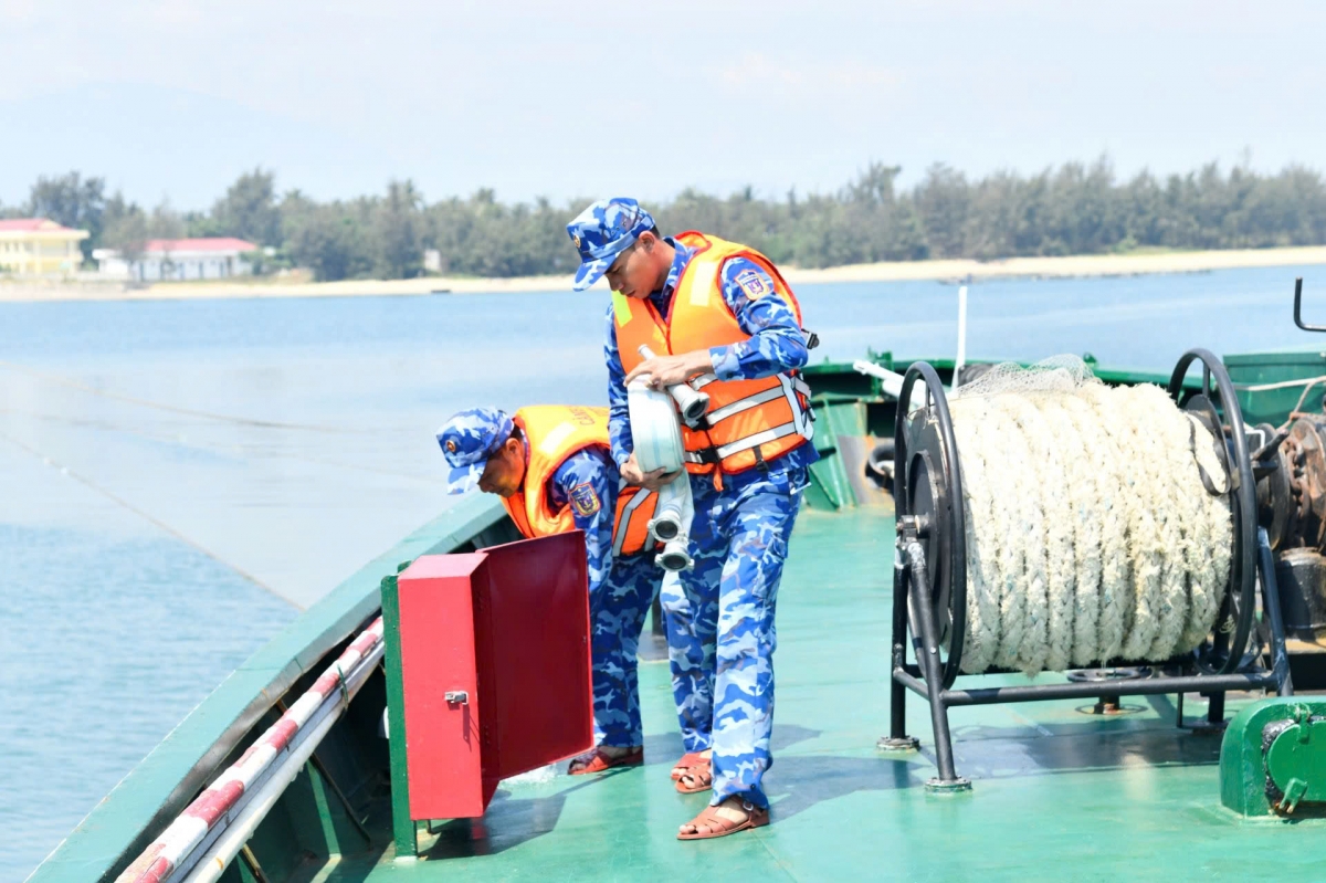 Thí sinh thực hành nội dung rải, thu vòi rồng.