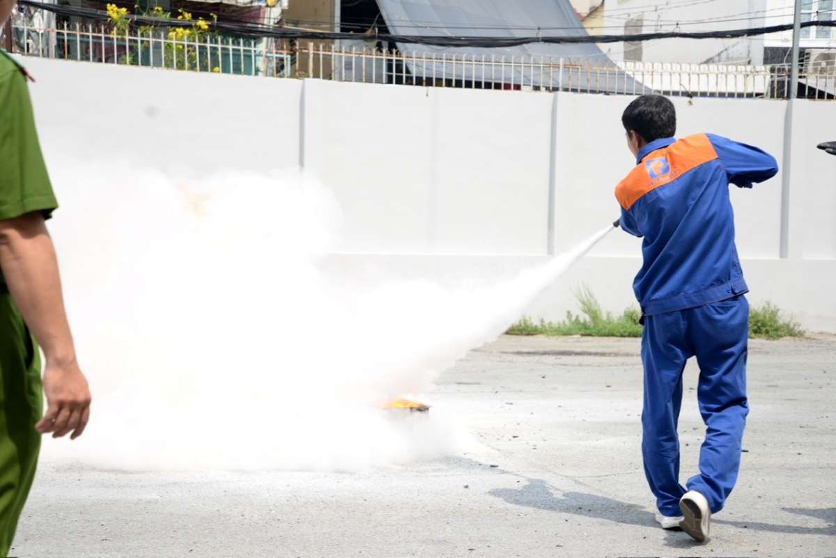 Nhân viên PTS Sài Gòn tập huấn chữa cháy