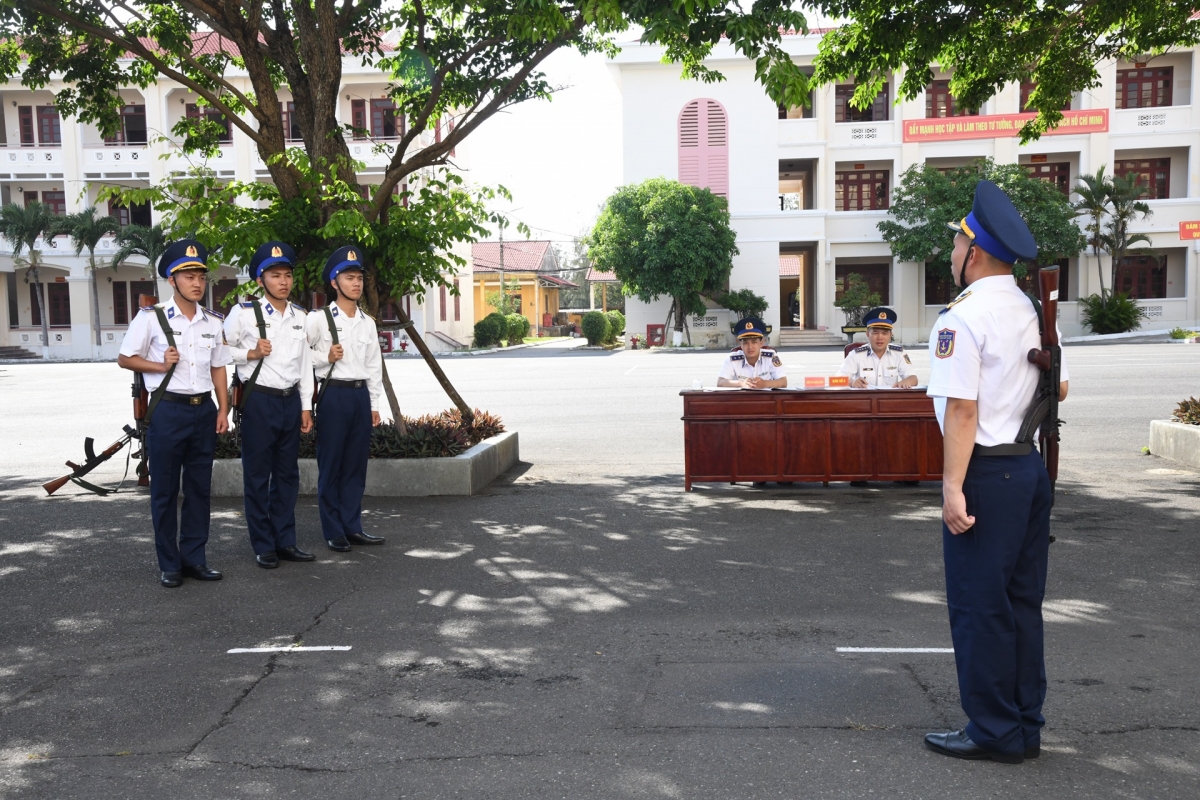 Thi huấn luyện điều lệnh có súng