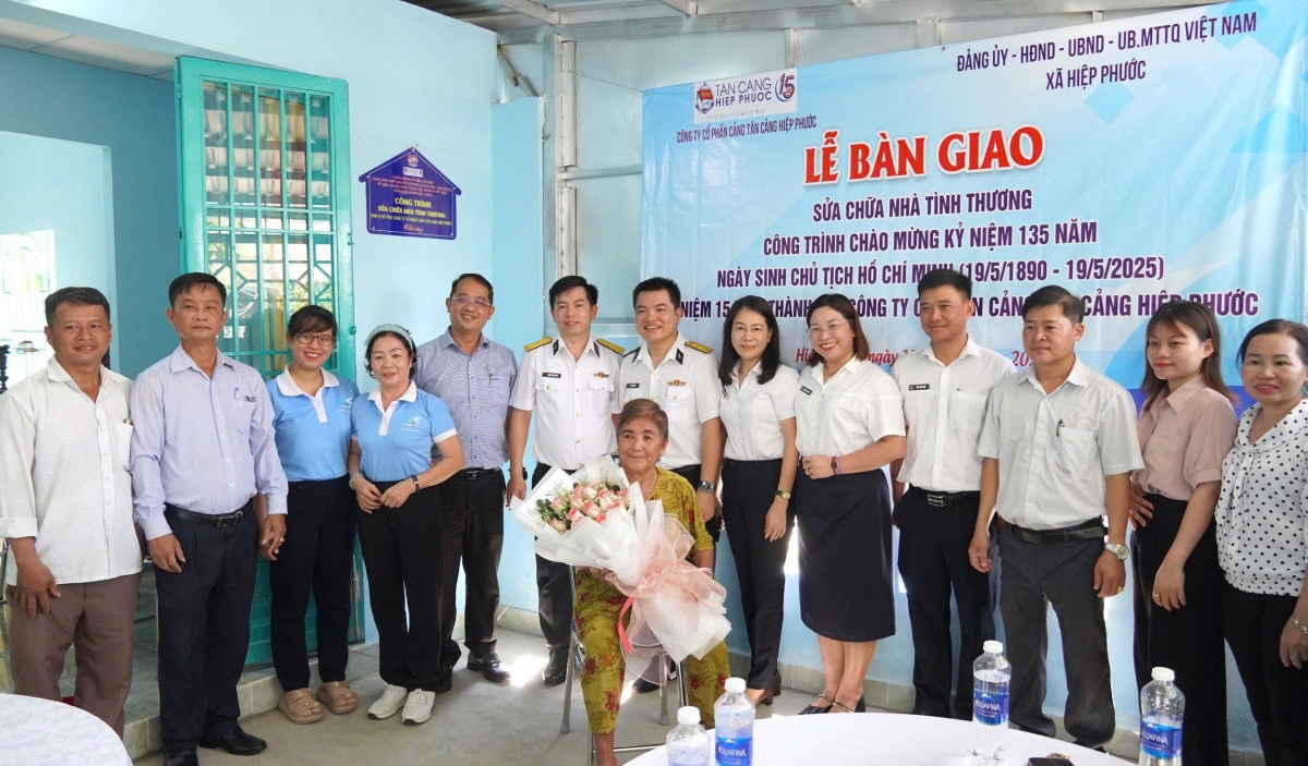 Các đại biểu dự bàn giao nhà tình thương cho gia đình bà Võ Thị Đê