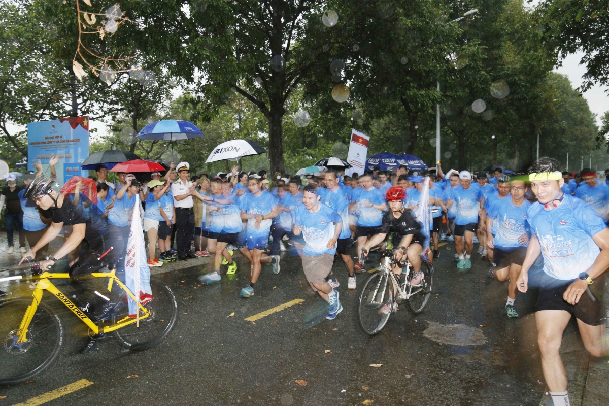 Các vận động viên xuất phát ở cự ly 4 km