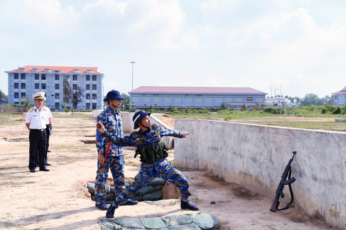 Chiến sĩ mới thể hiện bản lĩnh trong thực hành nội dung ném lựu đạn