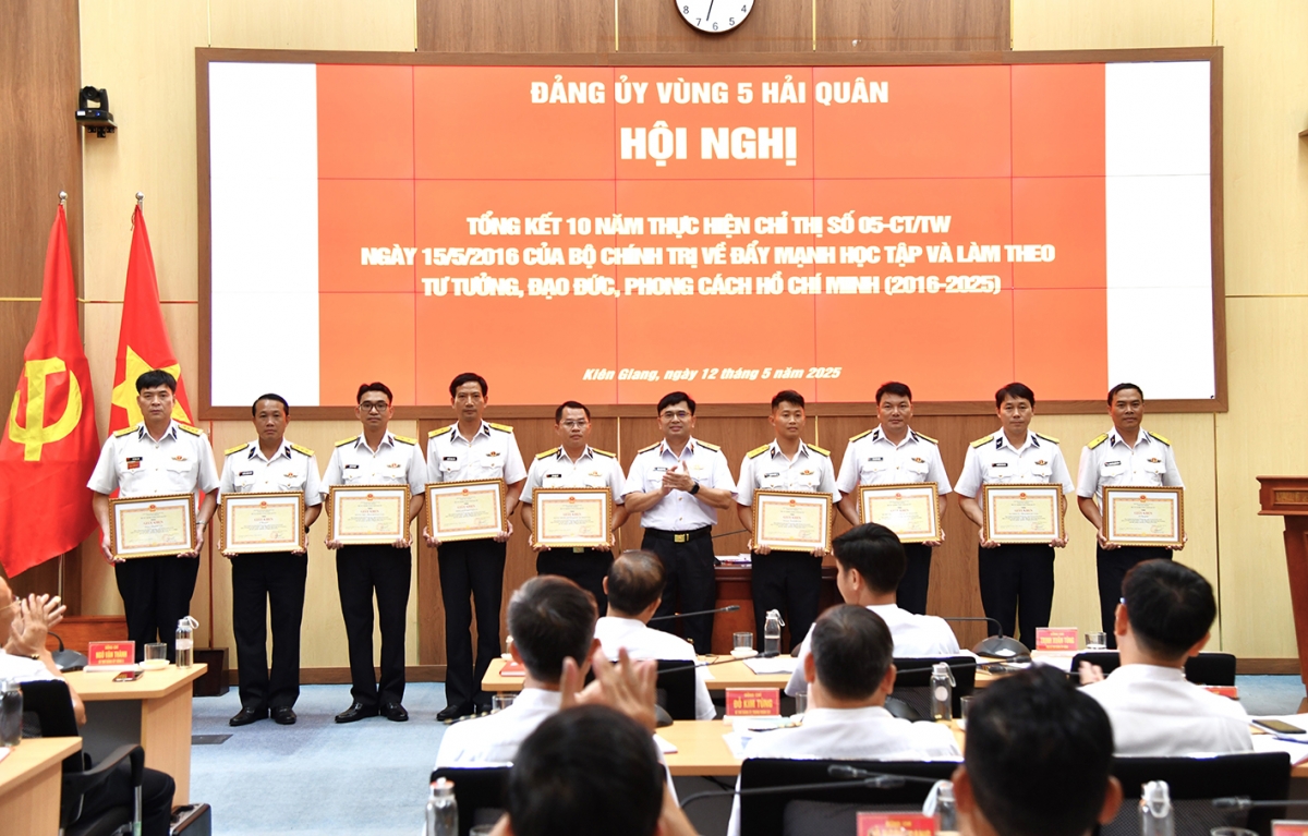 Chuẩn Đô đốc Trịnh Xuân Tùng, Tư lệnh Vùng 5 Hải quân trao thưởng cho các tập thể.
