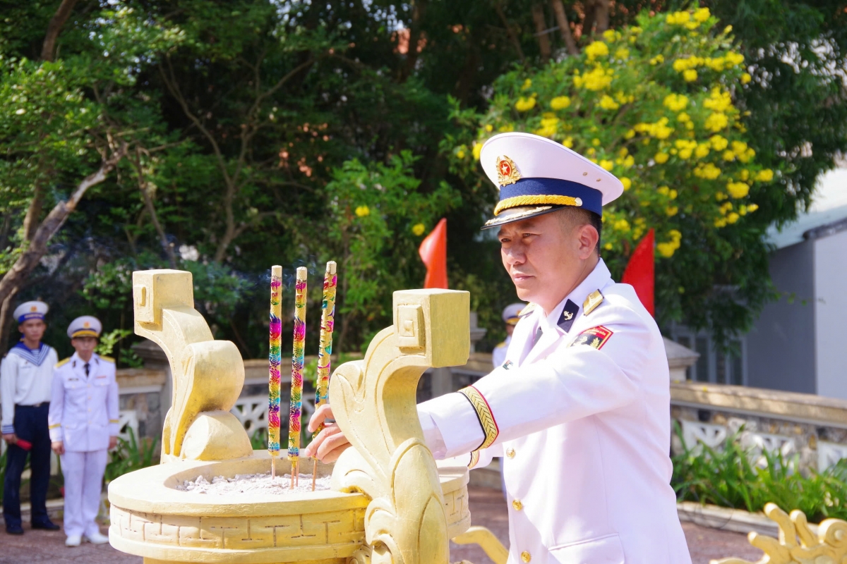 Đại tá Trần Mạnh Chiến, Chính ủy Vùng 2 Hải quân dâng hương tại Bến Lộc An, tỉnh Bà Rịa - Vũng Tàu