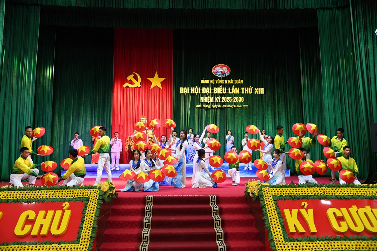 Đội văn nghệ Vùng 5 Hải quân thông qua chương trình phục vụ đại hội