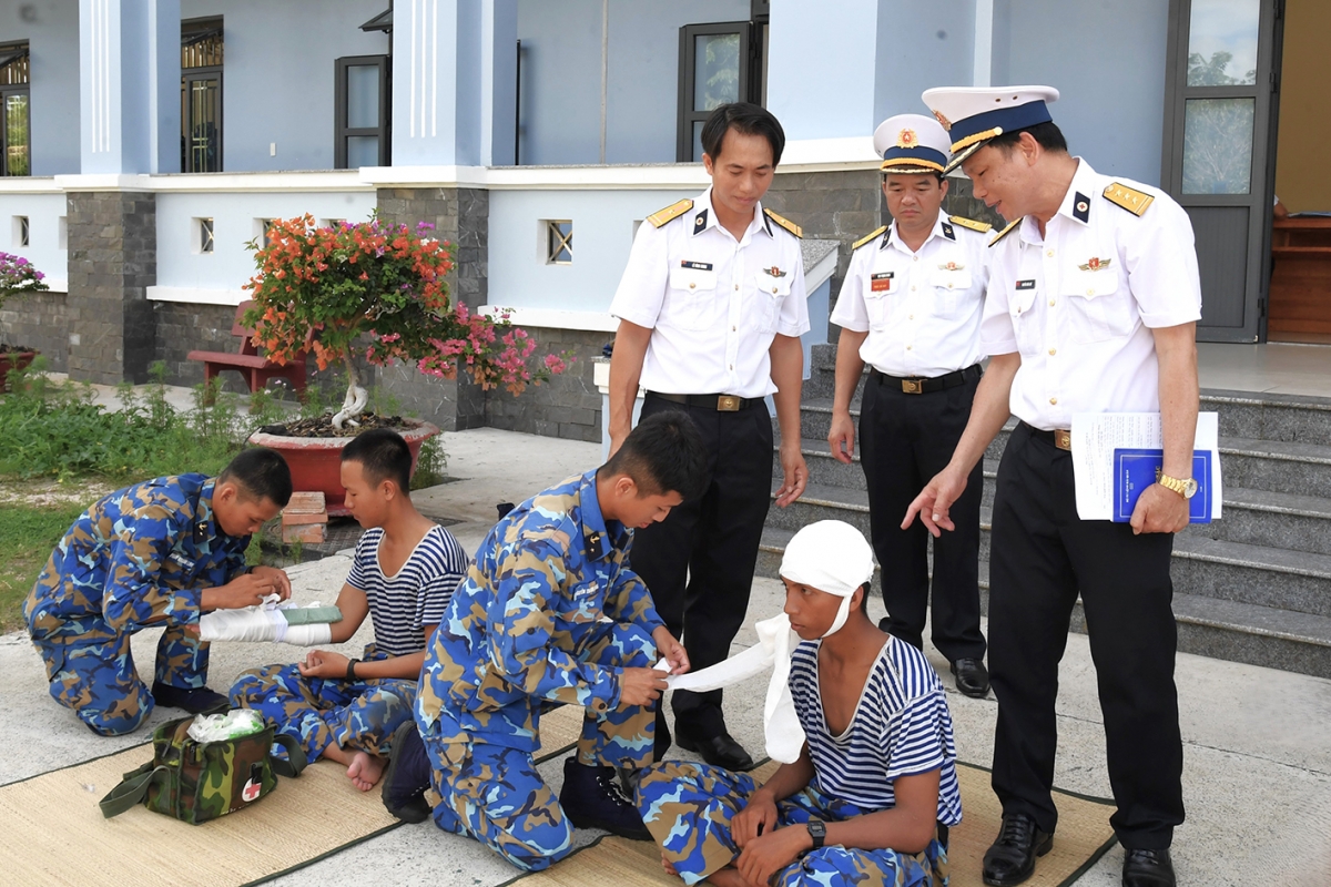 Kiểm tra 5 kỹ thuật cấp cứu thương binh tại Tiểu đoàn 563.