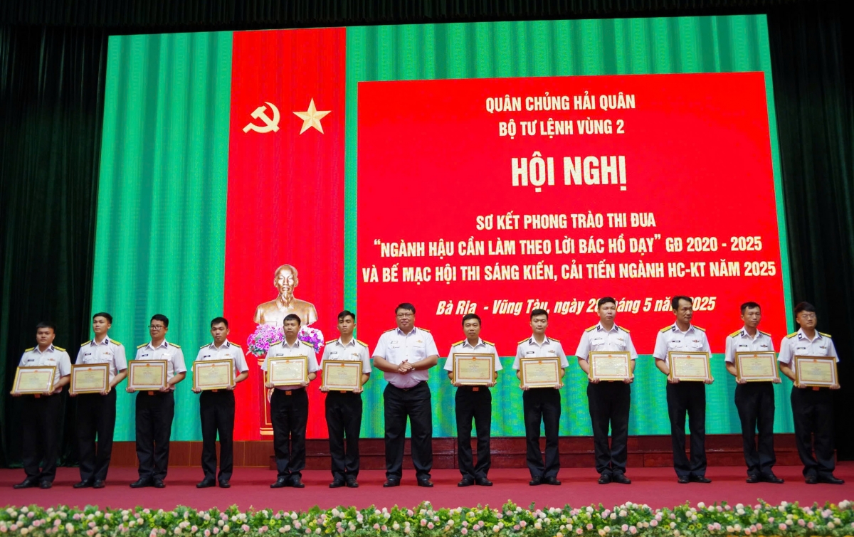 Thủ trưởng Bộ Tư lệnh Vùng trao giải cho các tác giả, nhóm tác giả đạt kết quả trong Hội thi