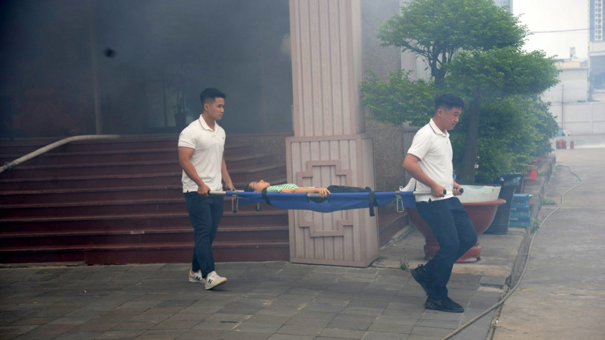 Lực lượng tại chỗ tòa nhà PTS Sài Gòn nhanh chóng chữa cháy ban đầu, di chuyển nạn nhân