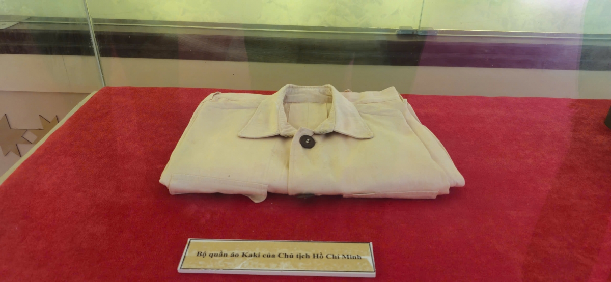 Bộ quần áo Kaki của Chủ tịch Hồ Chí Minh trưng bày tại khu tưỏng niệm.