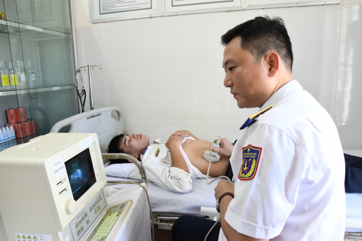 Quân y Vùng Cảnh sát biển 2 khám bệnh cho cán bộ, chiến sỹ đơn vị