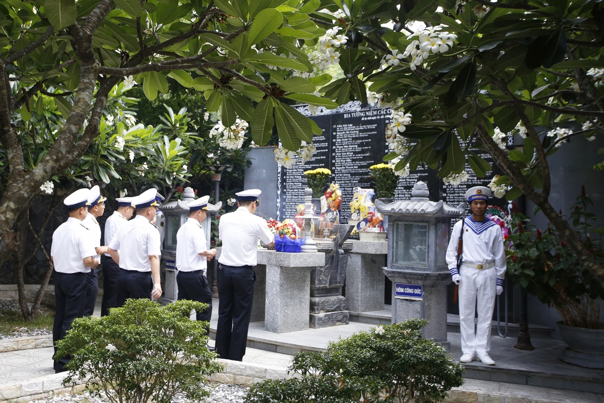 Các đại biểu thắp hương tưởng niệm các Anh hùng, liệt sĩ