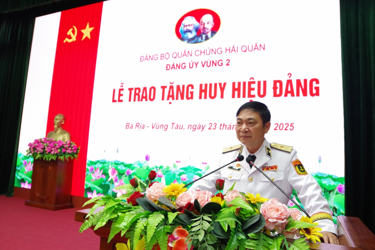 Chuẩn đô đốc Lê Bá Quân, Tư lệnh vùng 2 Hải quân phát biểu tại buổi lễ