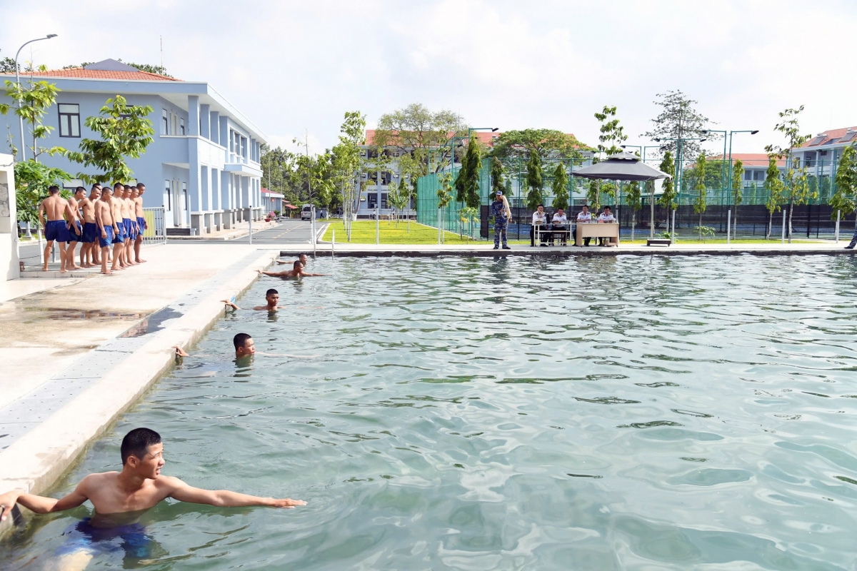 Kiểm tra nội dung huấn luyện bơi tại Trung tâm Huấn luyện