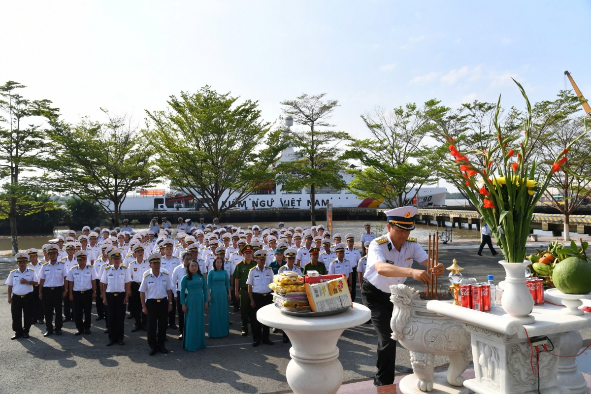 Vùng 2 Hải quân tổ chức dâng hương tưởng niệm các Anh hùng Liệt sĩ Đoàn tàu Không số