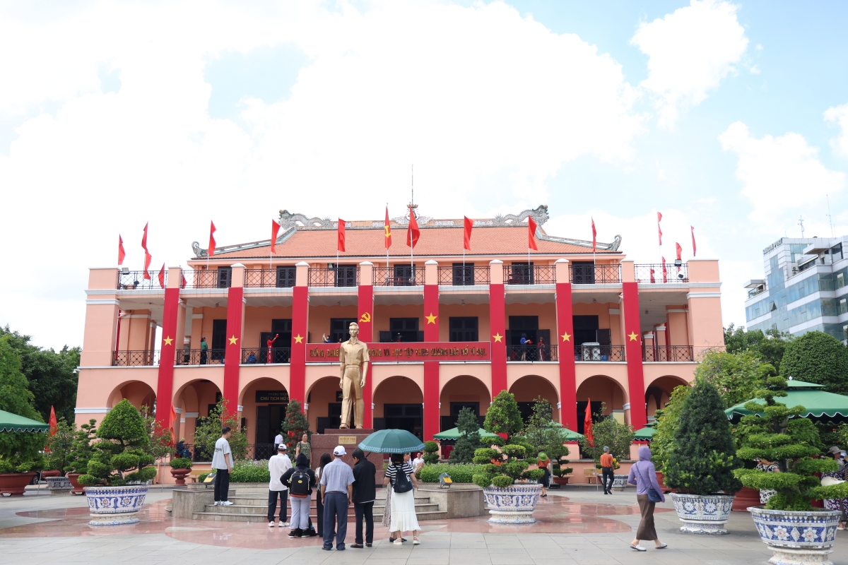Nhiều đoàn du khách đến dâng hương, tham quan Bảo tàng Hồ Chí Minh - chi nhánh TP.HCM (Bến cảng Nhà Rồng) nhân kỷ niệm 135 năm ngày sinh nhật Bác. (Ảnh: Tỷ Huỳnh)