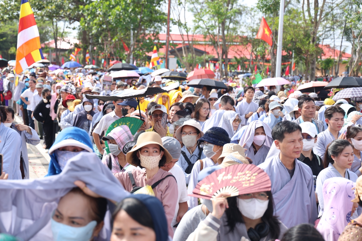 Từ sáng sớm 3/5, con đường dẫn vào chùa Thanh Tâm (Phật Cô Đơn) ở xã Lê Minh Xuân, huyện Bình Chánh đã đông nghịt người dân từ các nơi tìm tới.