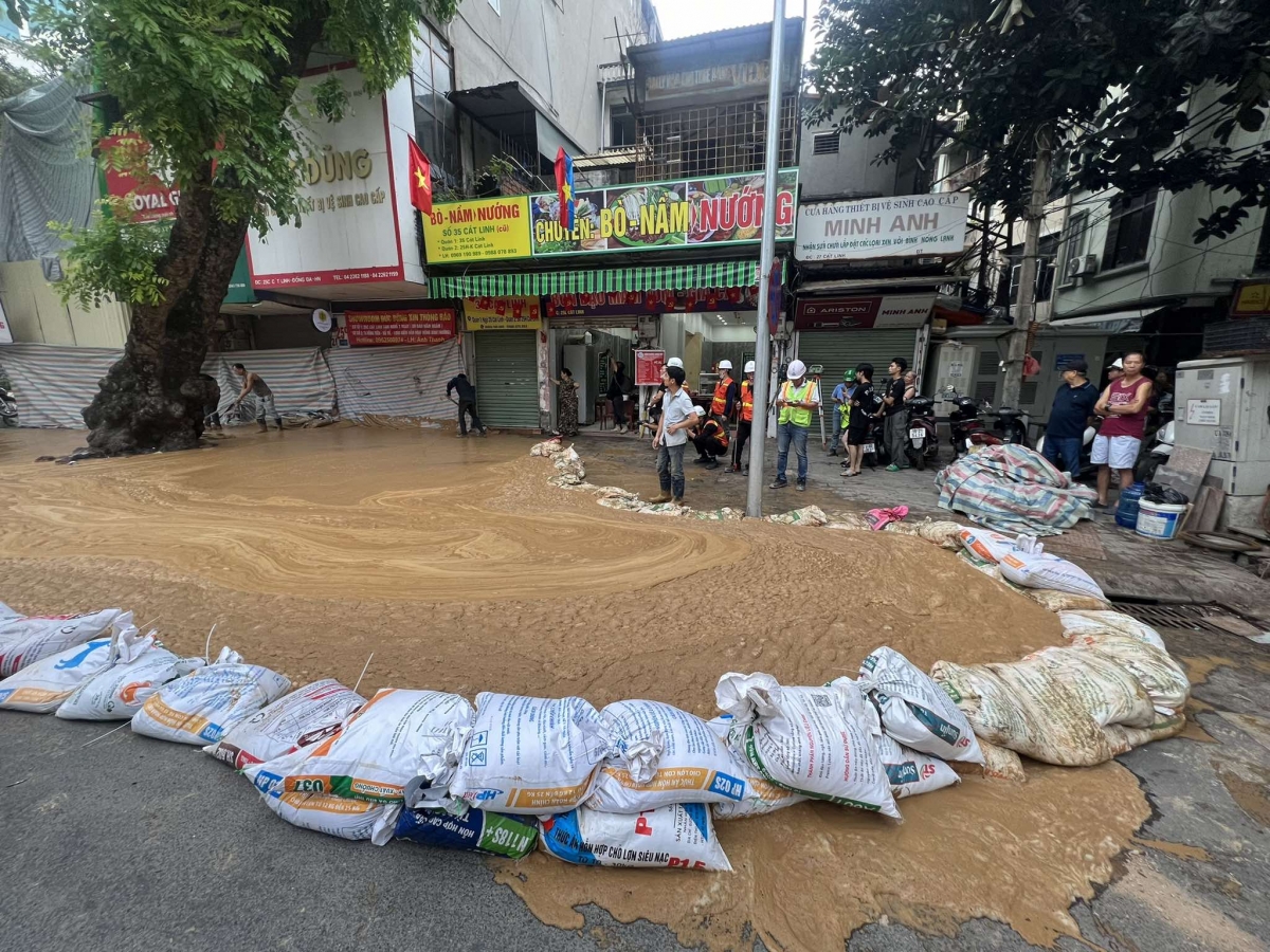 Bùn đất phun trào tại phố Cát Linh chiều 27-5