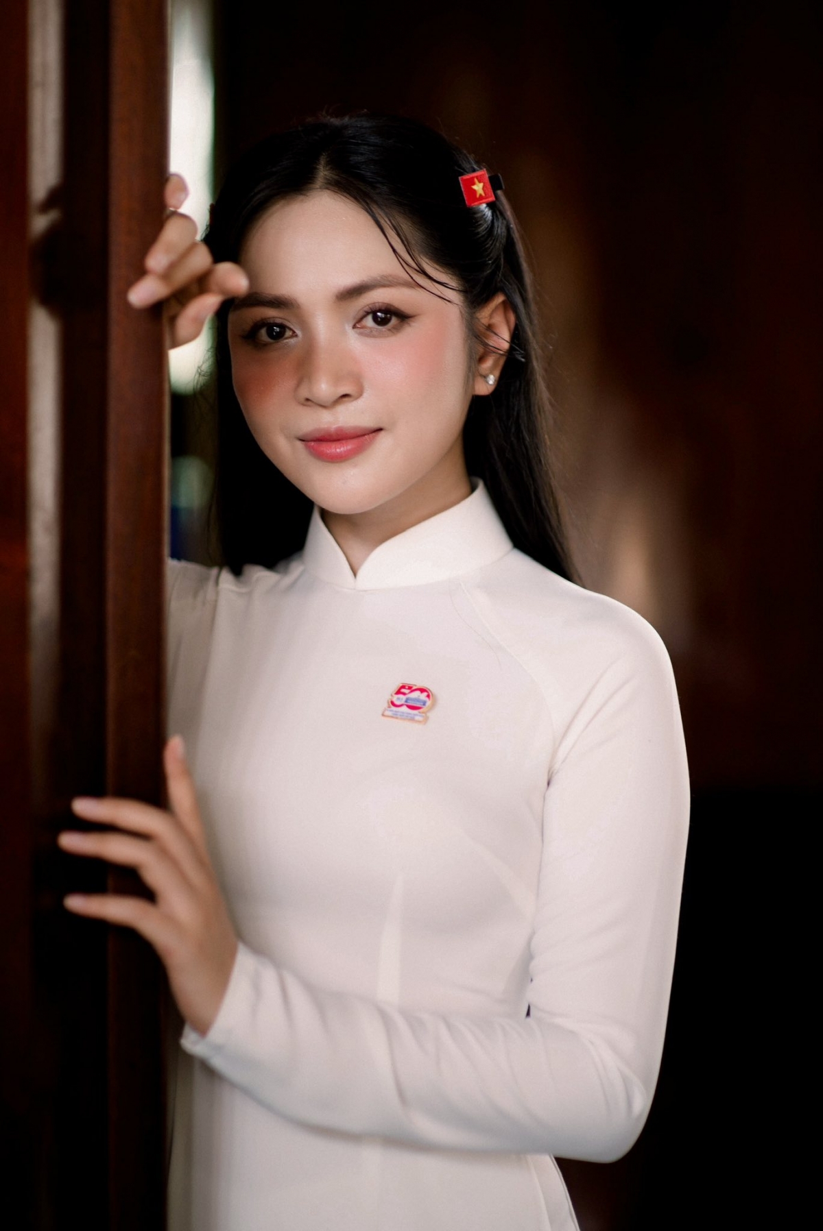 Ca sĩ Duyên Quỳnh thể hiện ca khúc “Viết tiếp câu chuyện hòa bình” của nhạc sĩ Nguyễn Văn Chung.