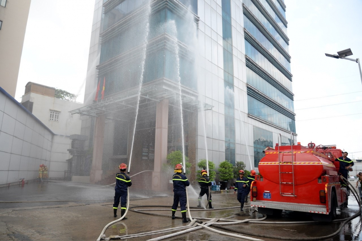 Lực lượng chữa cháy chuyên nghiệp và lực lượng tại chỗ phối hợp dập tắt đám cháy
