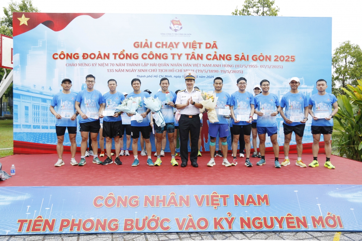 Ban tổ chức trao giải nhất, nhì, ba cho các vận động viên
