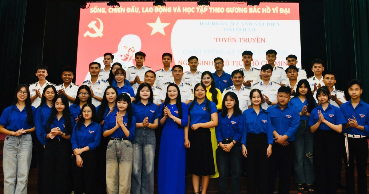 Đại biểu tham gia chương trình chụp ảnh lưu niệm