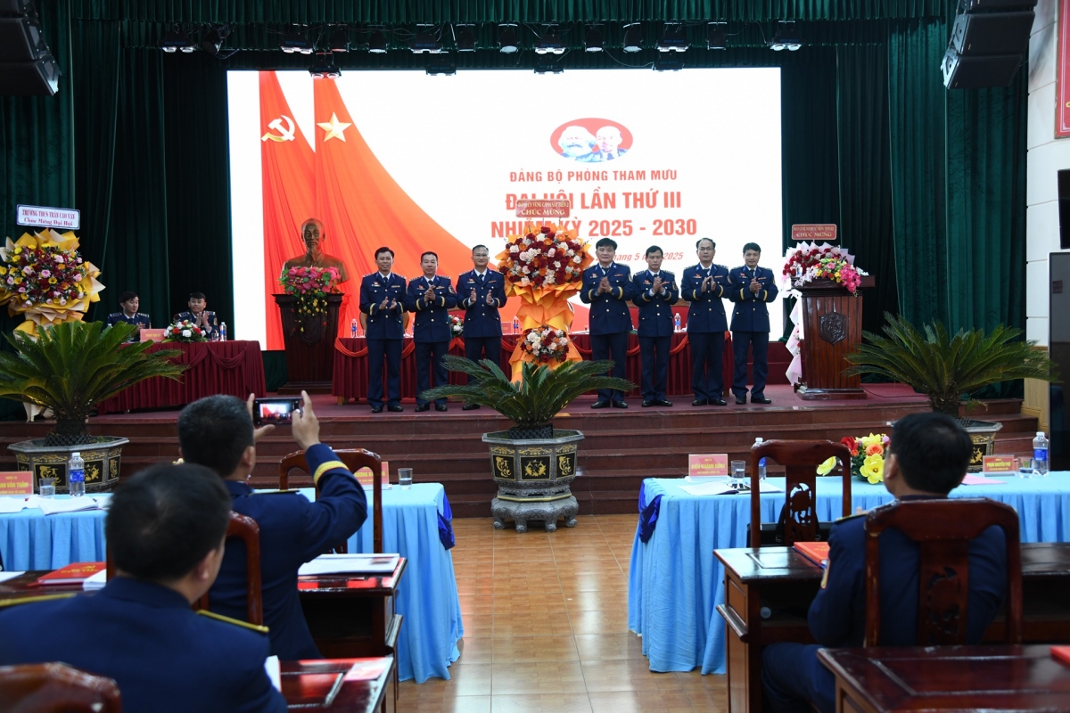 Ban Thường vụ Đảng ủy Vùng Cảnh sát biển 2 tặng hoa chúc mừng Đại hội