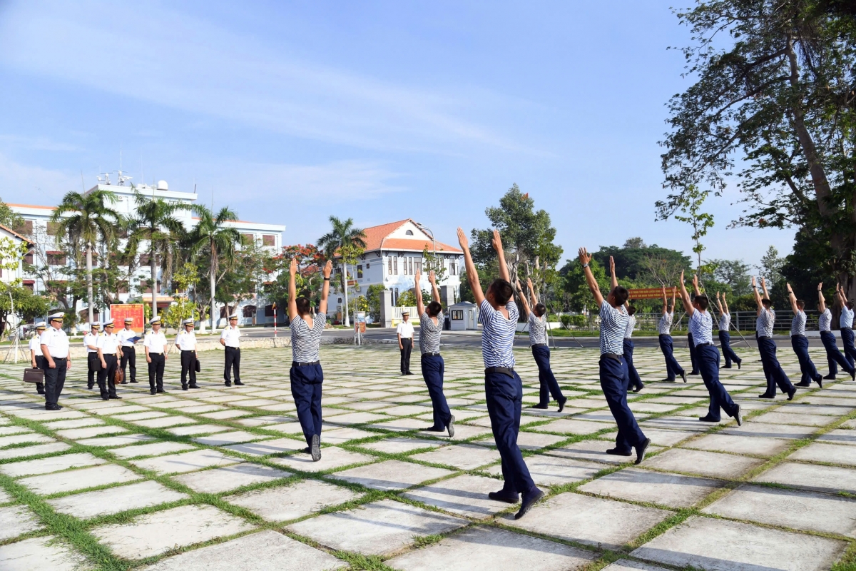 Chiến sĩ mới thể hiện động tác thể dục sáng đều, đẹp, dứt khoát