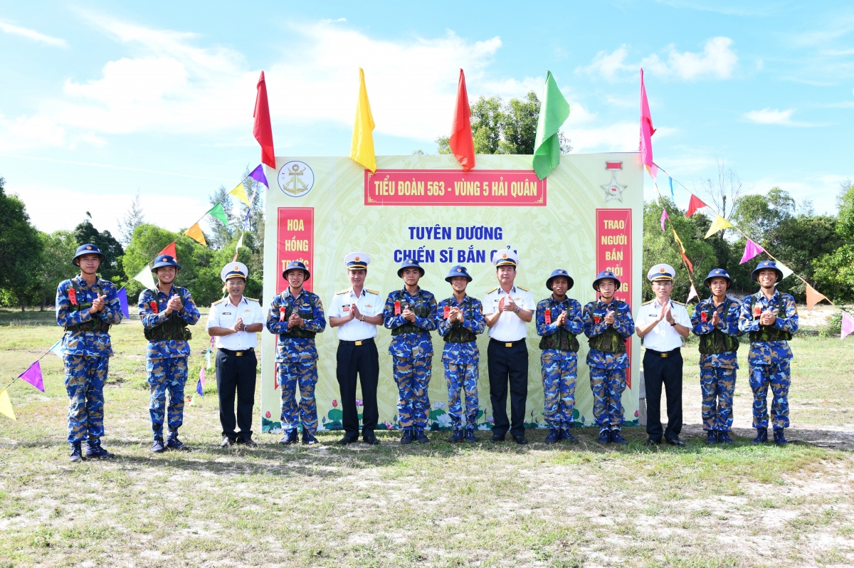 Đại tá Nguyễn Quốc Doanh và thủ trưởng BTL Vùng 5 Hải quân tặng hoa các chiến sĩ Tiểu đoàn 563 đạt thành tích bắn giỏi.
