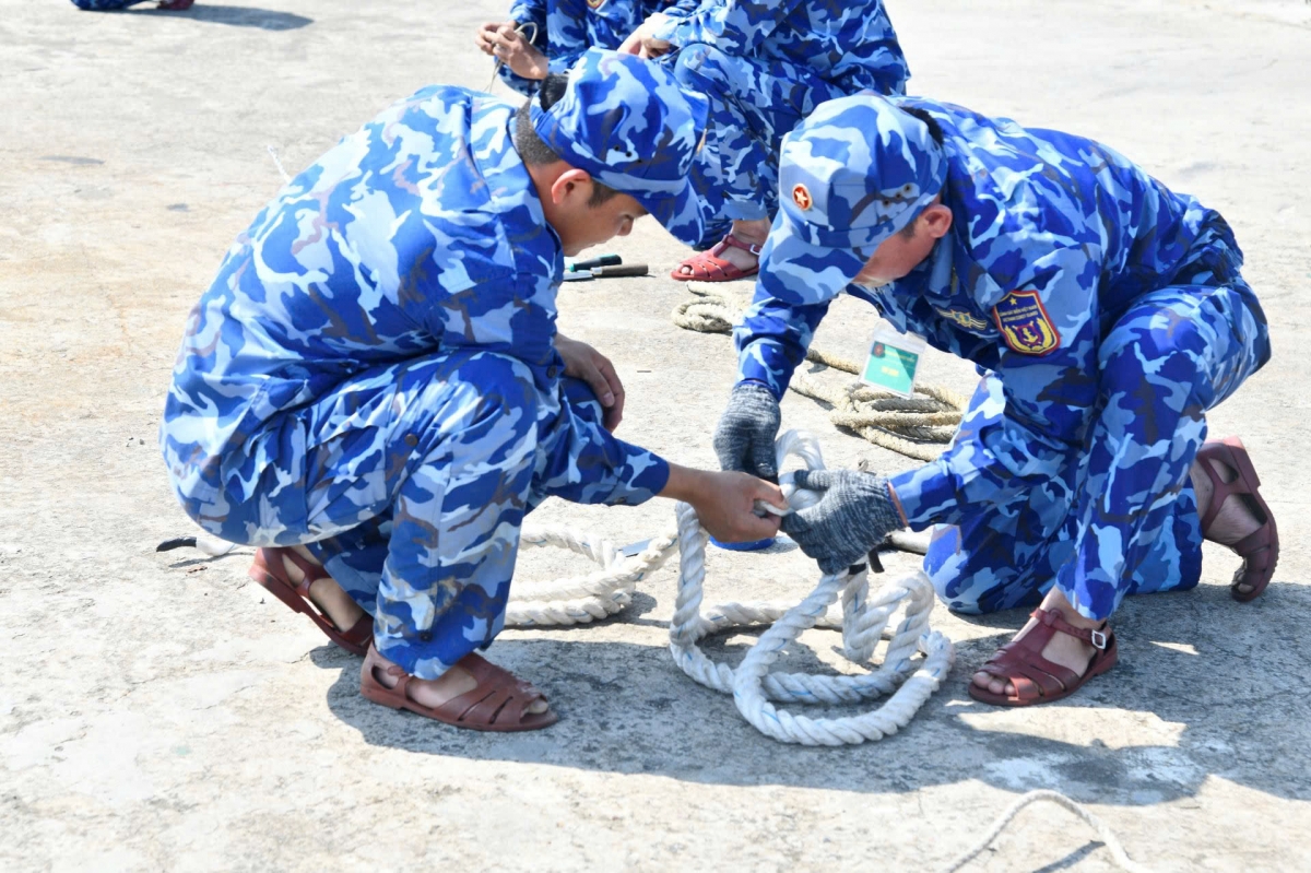 Thí sinh thực hành nội dung chầu, đấu dây.