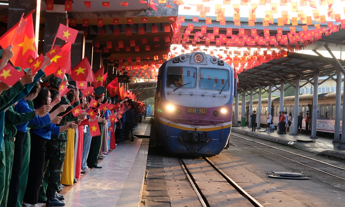 Đoàn tàu vào ga trong tiếng vỗ tay chào mừng của hàng trăm cán bộ chiến sĩ và người dân Đà Nẵng