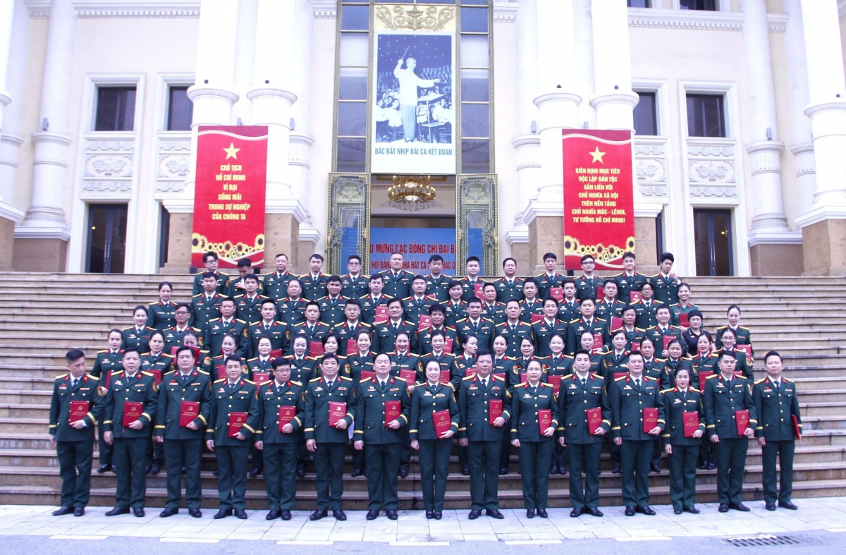 Các đại biểu chụp ảnh lưu niệm