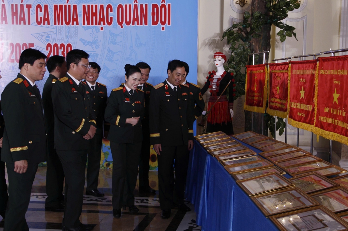 Các đại biểu tham quan khu trưng bày