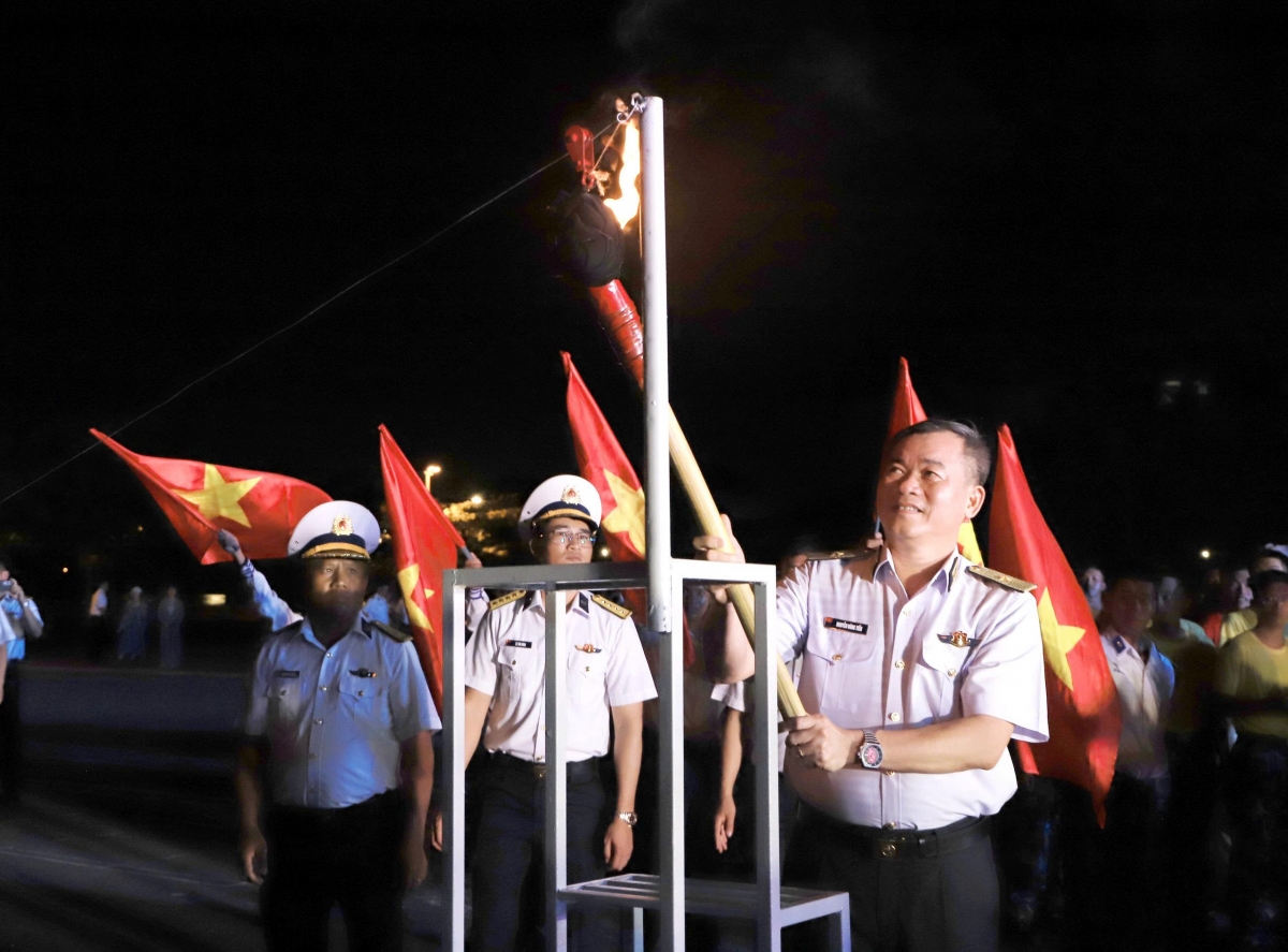 Chuẩn Đô đốc Nguyễn Đăng Tiến, Bí Thư Đảng ủy, Chính ủy Vùng 3 đốt đuốc, trao ngọn lửa cho thế hệ trẻ Vùng 3 Hải quân