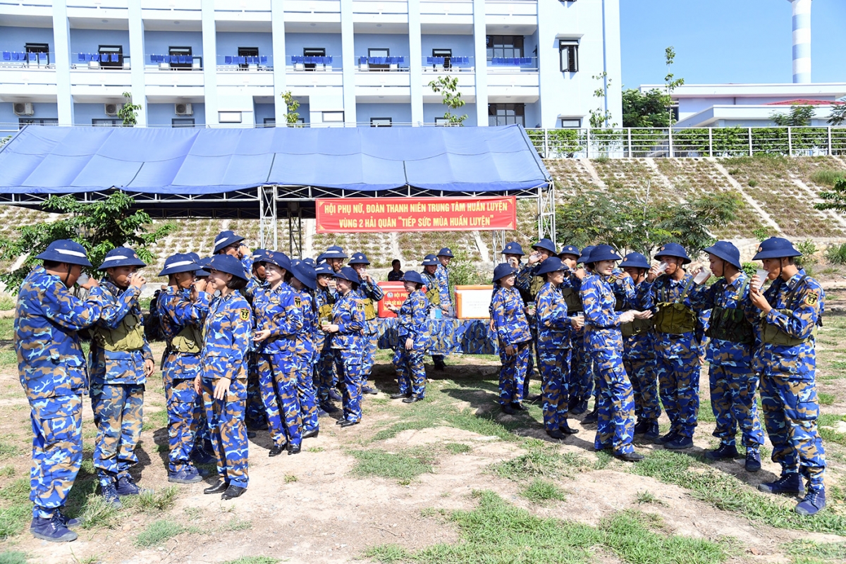 Trên thao trường nắng nóng, luôn có sự tiếp sức từ Hội Phụ nữ của Trung tâm đồng hành cùng các chiến sĩ