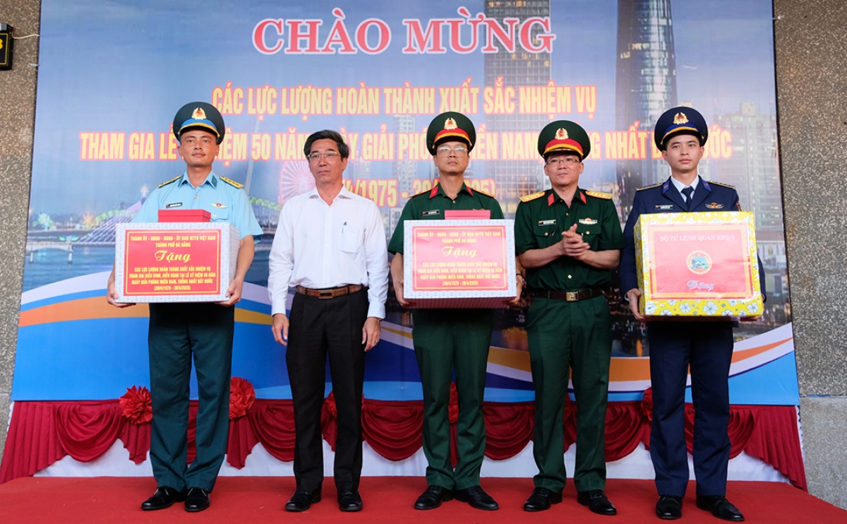Lãnh đạo thành phố Đà Nẵng và Bộ Tư lệnh Quân khu 5 tặng quà cho đại diện các đơn vị