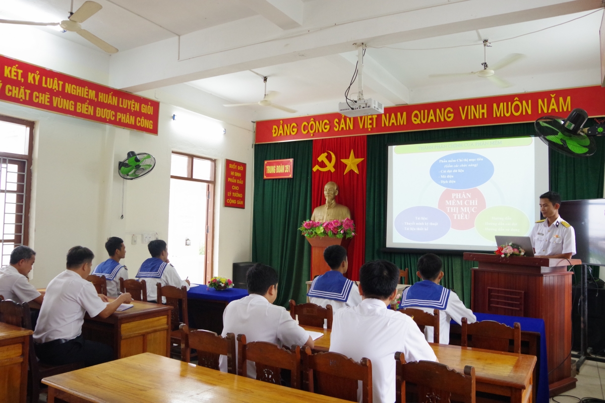 Buổi huấn luyện làm chủ trang bị kỹ thuật cho bộ đội của Trung đoàn.