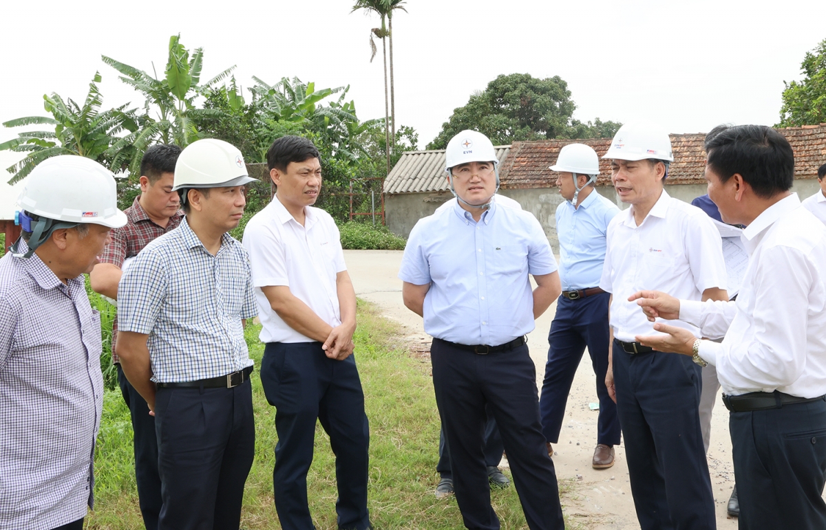 Ông Đặng Huy Cường - Thành viên HĐTV Tập đoàn Điện lực Việt Nam (EVN), ông Nguyễn Tuấn Tùng - Chủ tịch HĐTV Tổng công ty Truyền tải điện Quốc gia (EVNNPT) nghe NPMB báo cáo tiến độ thi công Dự án đoạn qua địa bàn huyện Phú Xuyên (Hà Nội)