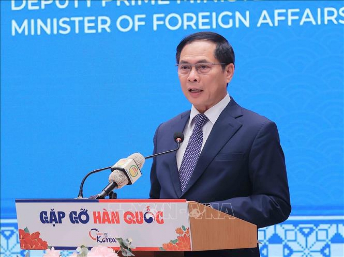 Phó Thủ tướng Chính phủ Bộ trưởng Bộ Ngoại giao Bùi Thanh Sơn phát biểu tại Hội nghị "Gặp gỡ Hàn Quốc 2025". (Ảnh: TTX)