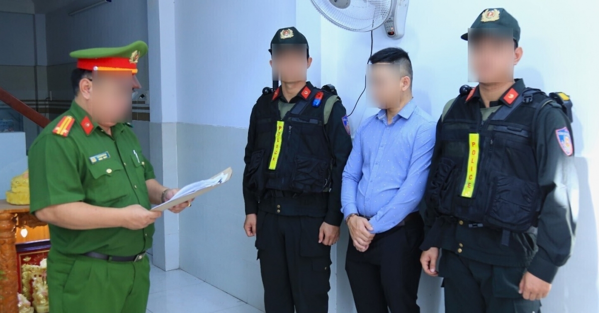 Công an đọc lệnh bắt đối tượng Mai Xuân Tưởng (Ảnh: Công an tỉnh Đồng Nai)