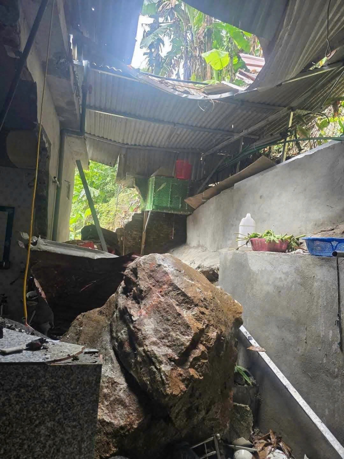 Hiện trường vụ đá rơi vào nhà dân