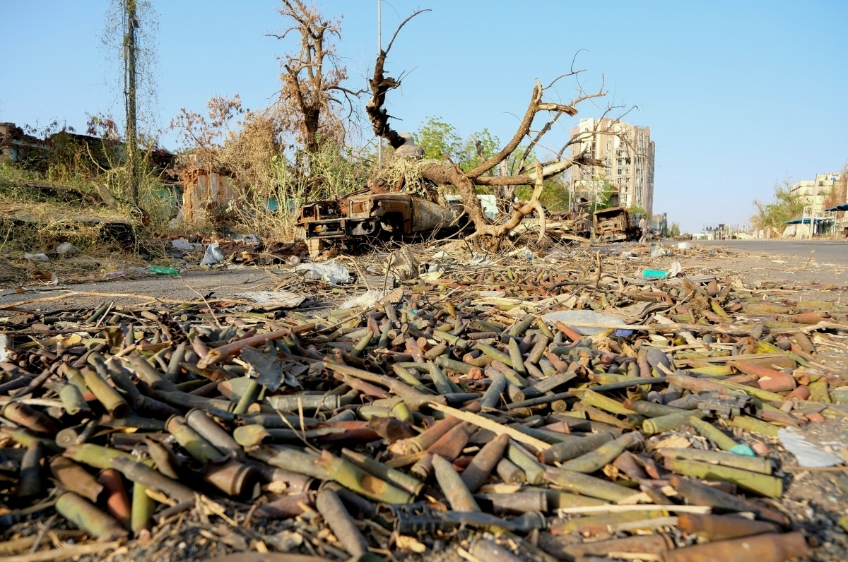 Những quả bom chưa nổ nằm trên mặt đất trên một con phố ở Khartoum. (Ảnh: Reuters)
