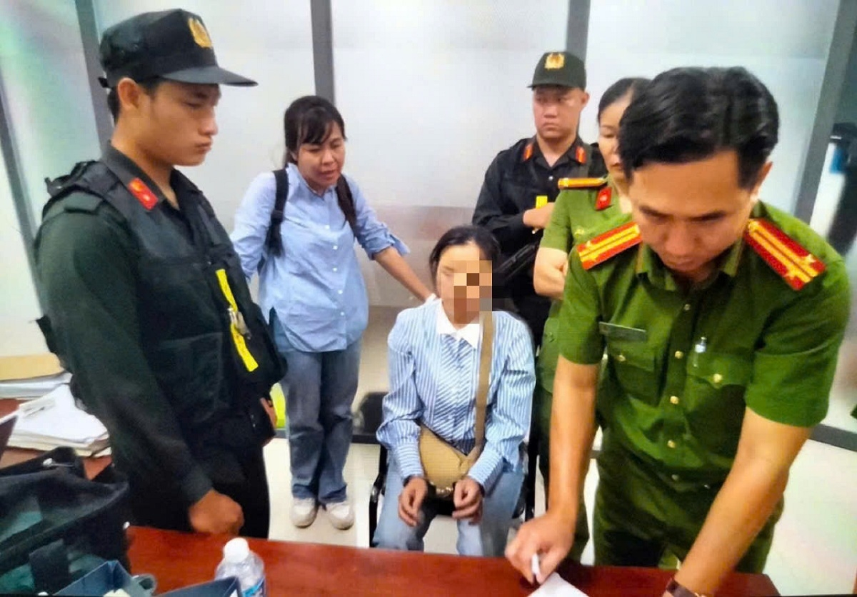 Lực lượng công an bắt khẩn cấp Nguyễn Thị Thu Hồng.