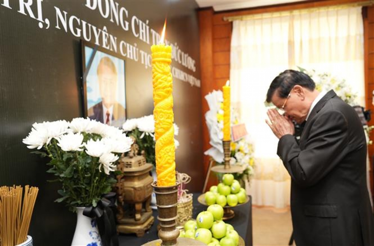 Tổng Bí thư, Chủ tịch nước Lào Thongloun Sisoulith viếng nguyên Chủ tịch nước Trần Đức Lương tại Đại sứ quán Việt Nam Lào ở thủ đô Viêng Chăn.