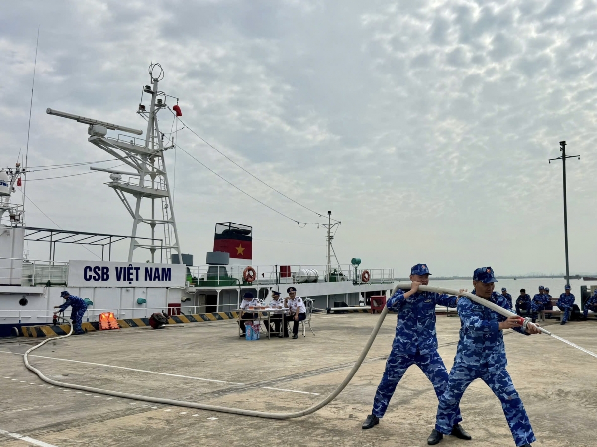 
Phần thi xử lý đám cháy của các đội thi

Tuấn Nam-Duy Thuần
