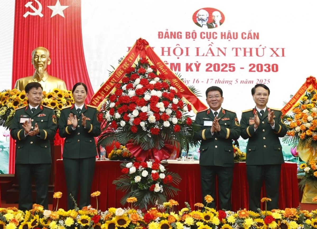 Thiếu tướng Phạm Thanh Khiết tặng hoa chúc mừng Đại hội