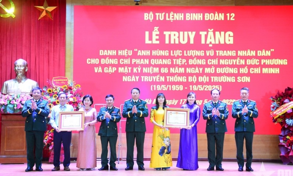 Bộ tư lệnh Binh đoàn 12 chụp ảnh cùng thân nhân gia đình Thiếu tướng Phan Quang Tiệp và gia đình Đại tá Nguyễn Đức Phương.