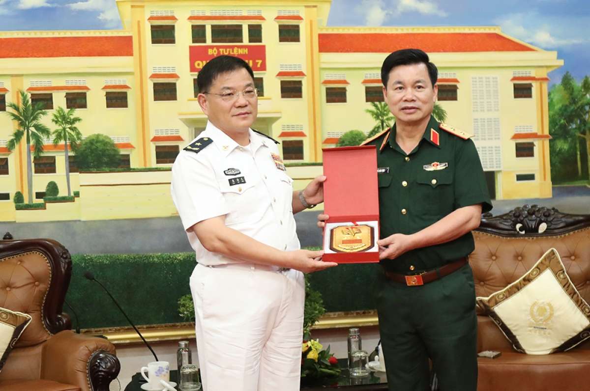 Trung tướng Đỗ Xuân Tụng tặng quà lưu niệm Thiếu tướng Chu Hải Văn