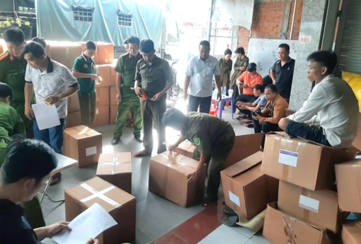 Lực lượng công an niêm phong, tạm giữ số hàng hóa không hóa đơn chứng từ, nguồn gốc xuất xứ. ẢNH: CTV