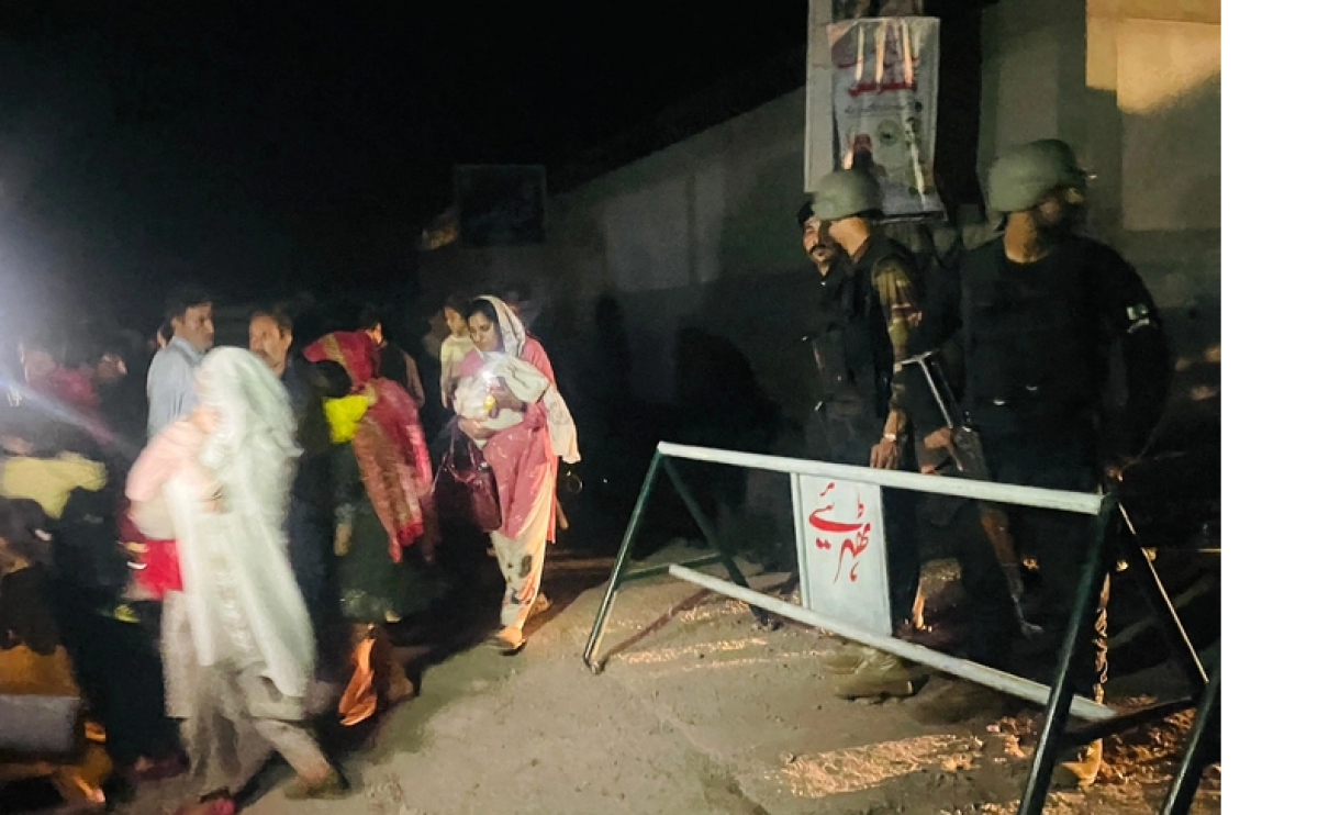Người dân thành phố Muzaffarabad tại khu vực Kashmir do Pakistan quản lý sơ tán ngay trong đêm - Ảnh: AFP